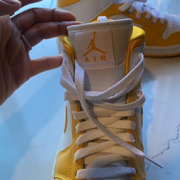 Air Jordan 1 Mid - Picture 13 of 15